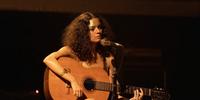 Sophie Charlotte traz uma boa apresentação, conseguindo transmitir a timidez e a beleza simples de Gal Costa