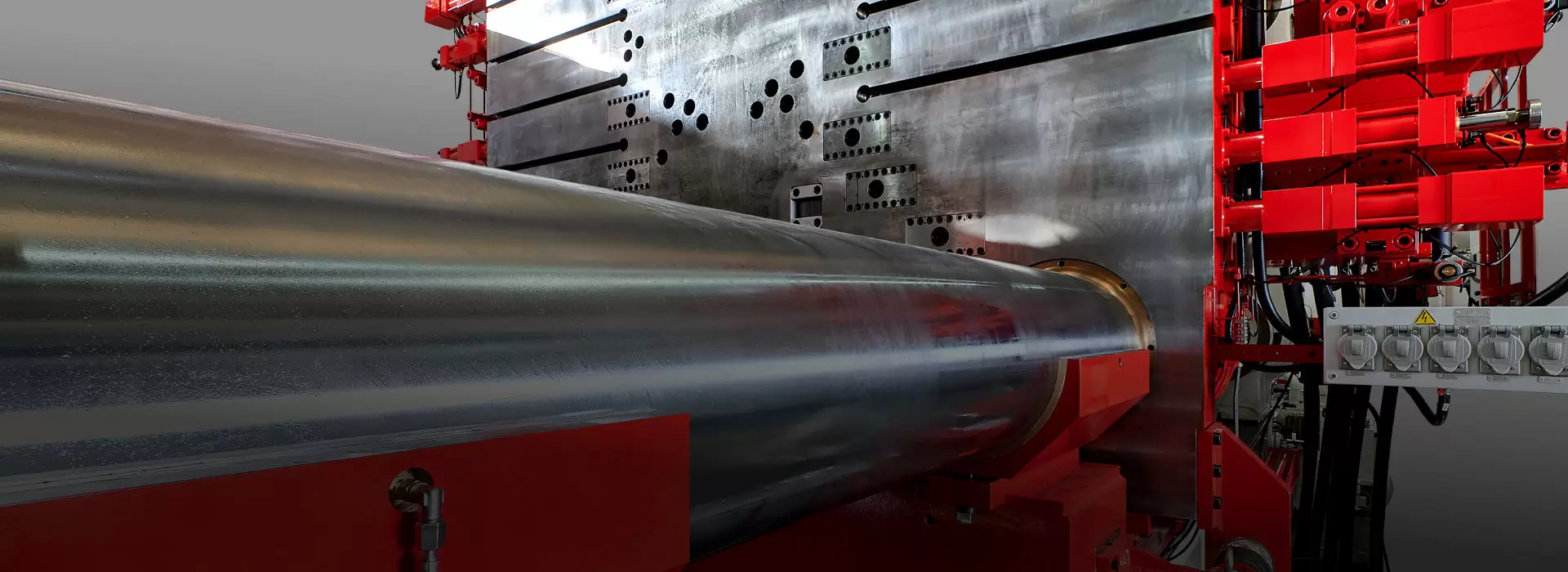 Maquin&aacute;rio tem for&ccedil;a de 9 mil toneladas