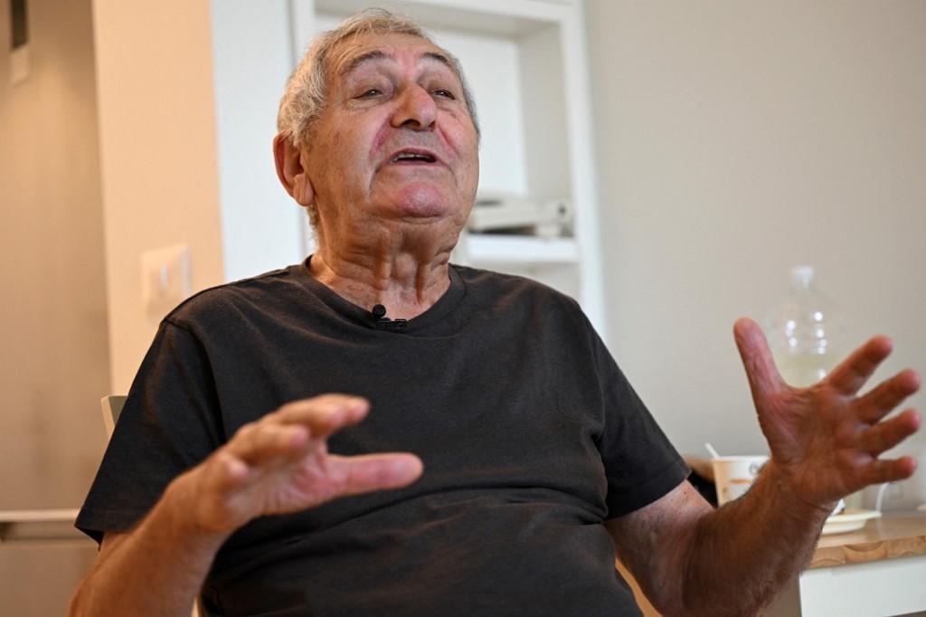 Yaakov Weissmann, nascido na Fran&ccedil;a em 1940, diz que o ataque trouxe de volta lembran&ccedil;as de sua inf&acirc;ncia durante a Segunda Guerra Mundial