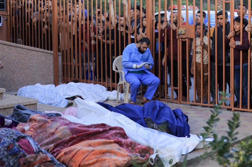 Hospital em Khan Yunis, no Sul de Gaza, est&aacute; cheio de pacientes e corpos de v&iacute;timas dos bombardeios