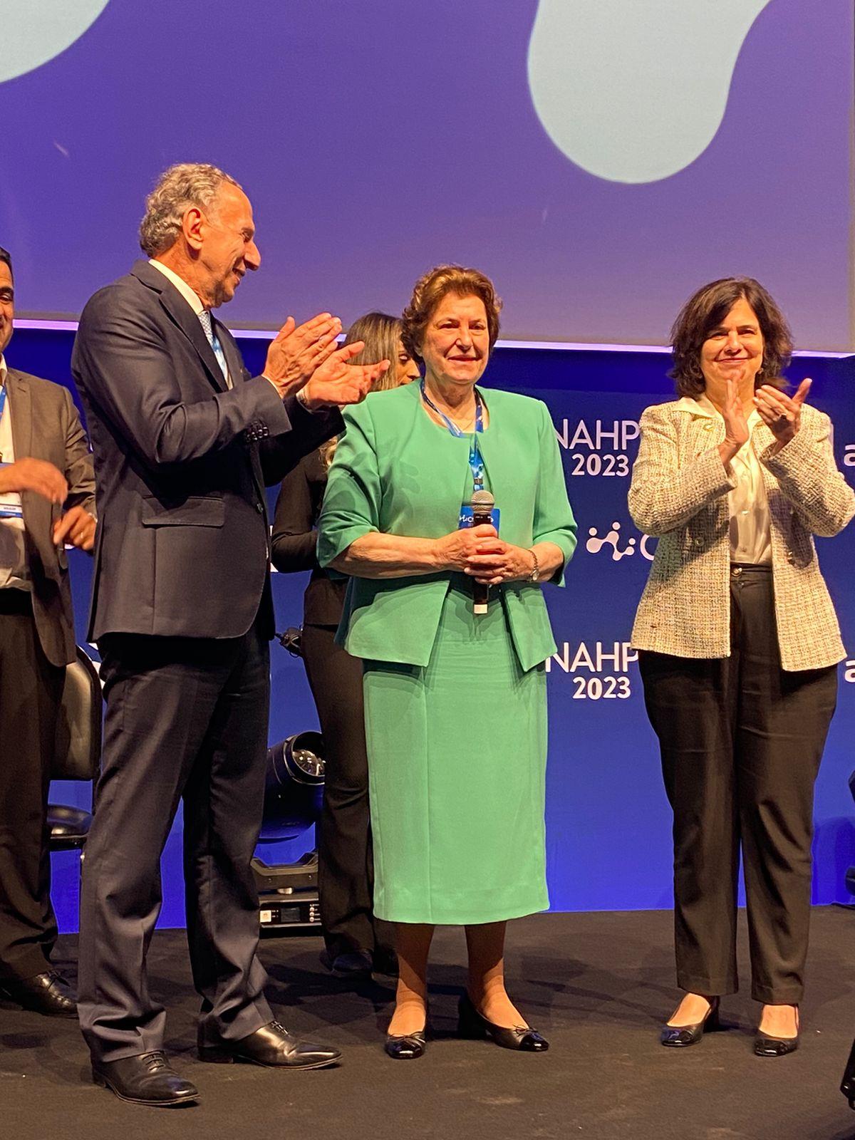 Irm&atilde; Lucia Boniatti, presidente do Hospital M&atilde;e de Deus h&aacute; quase duas d&eacute;cadas, foi homenageada hoje no Congresso Nacional de Hospitais Privados