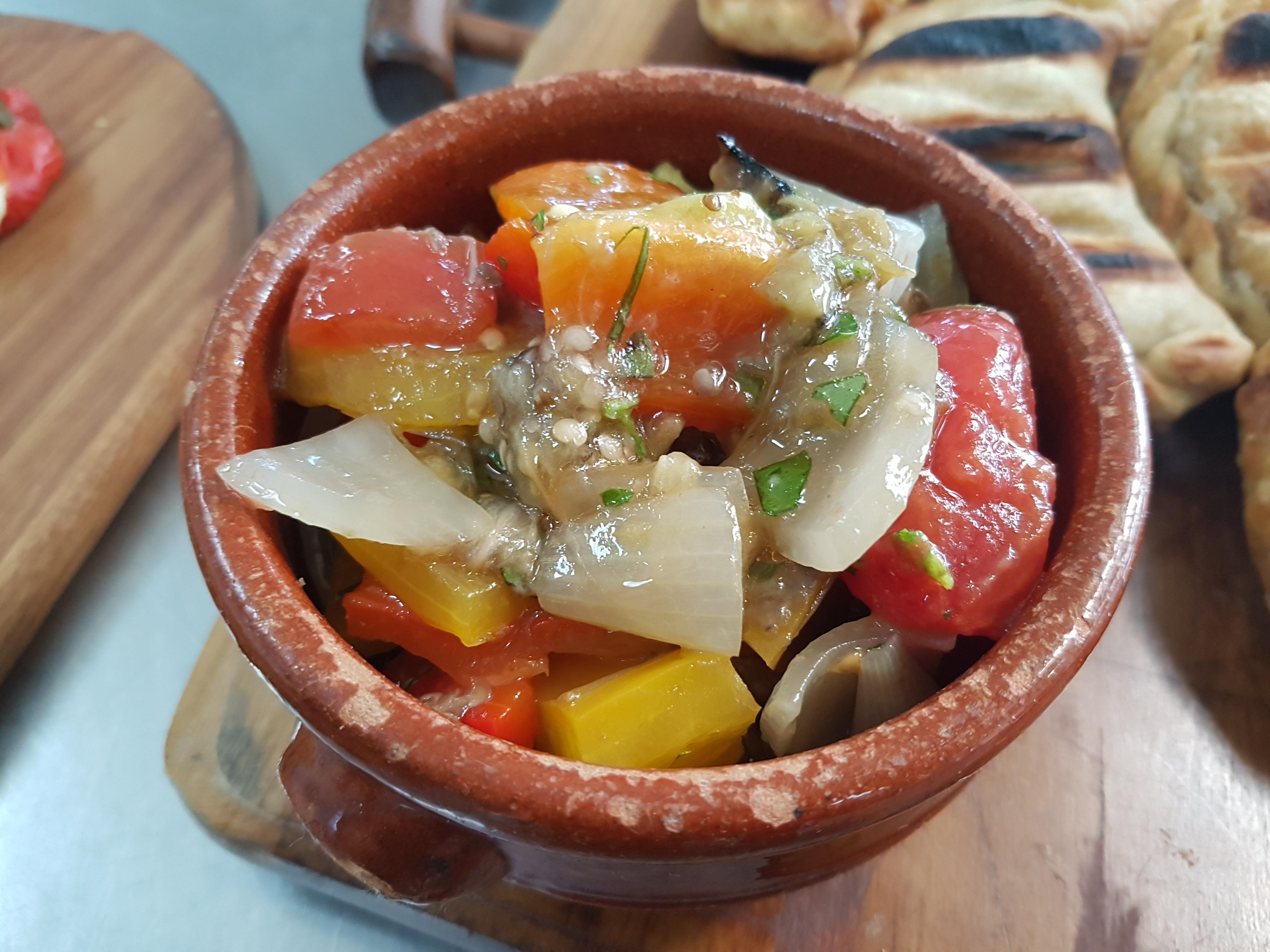 Caponata leva legumes assados na brasa, azeite de oliva e temperos