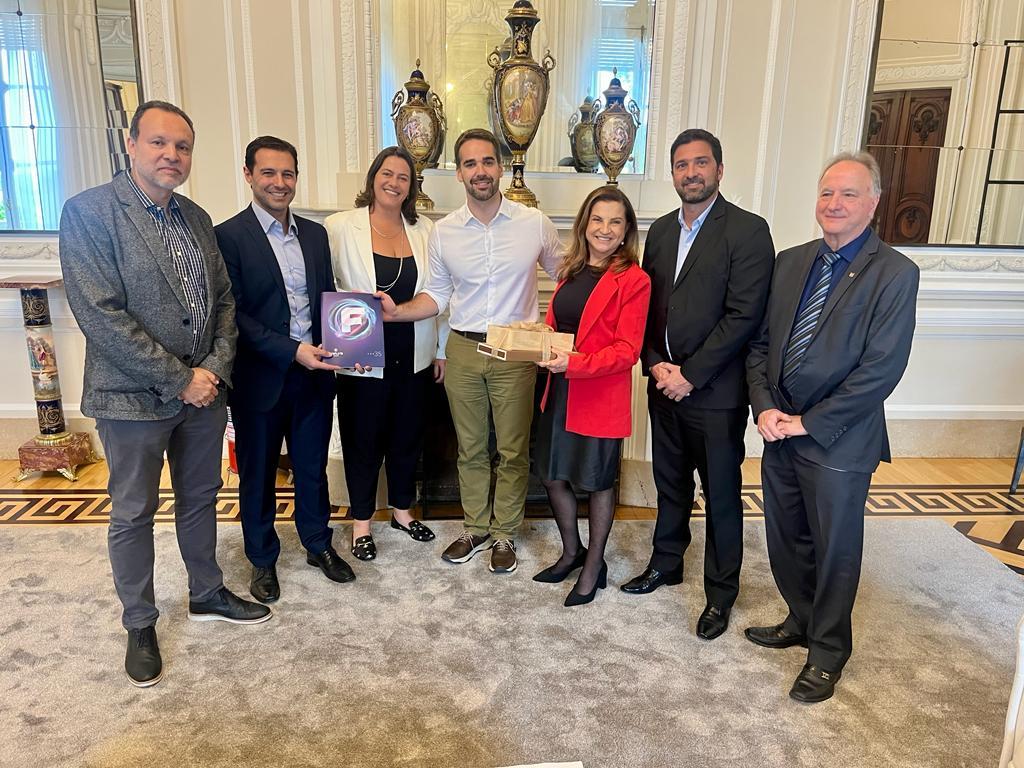 Governador Eduardo Leite (ao centro) recebe convite para a Festuris. Com o secret&aacute;rio de turismo do RS, Luiz Fernando Rodriguez; Eduardo Zorzanello; L&uacute;cia Bentz, presidente da ABAV-RS; Marta Rossi; Jo&atilde;o Machado, da ABAV-RS; Danilo Kehl, presidente do Sindetur-RS