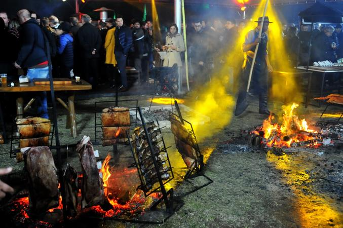 A lo largo, o churrasco:/ ch&atilde;o de brasas, e o espeto,/ l&iacute;mpida lan&ccedil;a assando/ a carne a preceito.