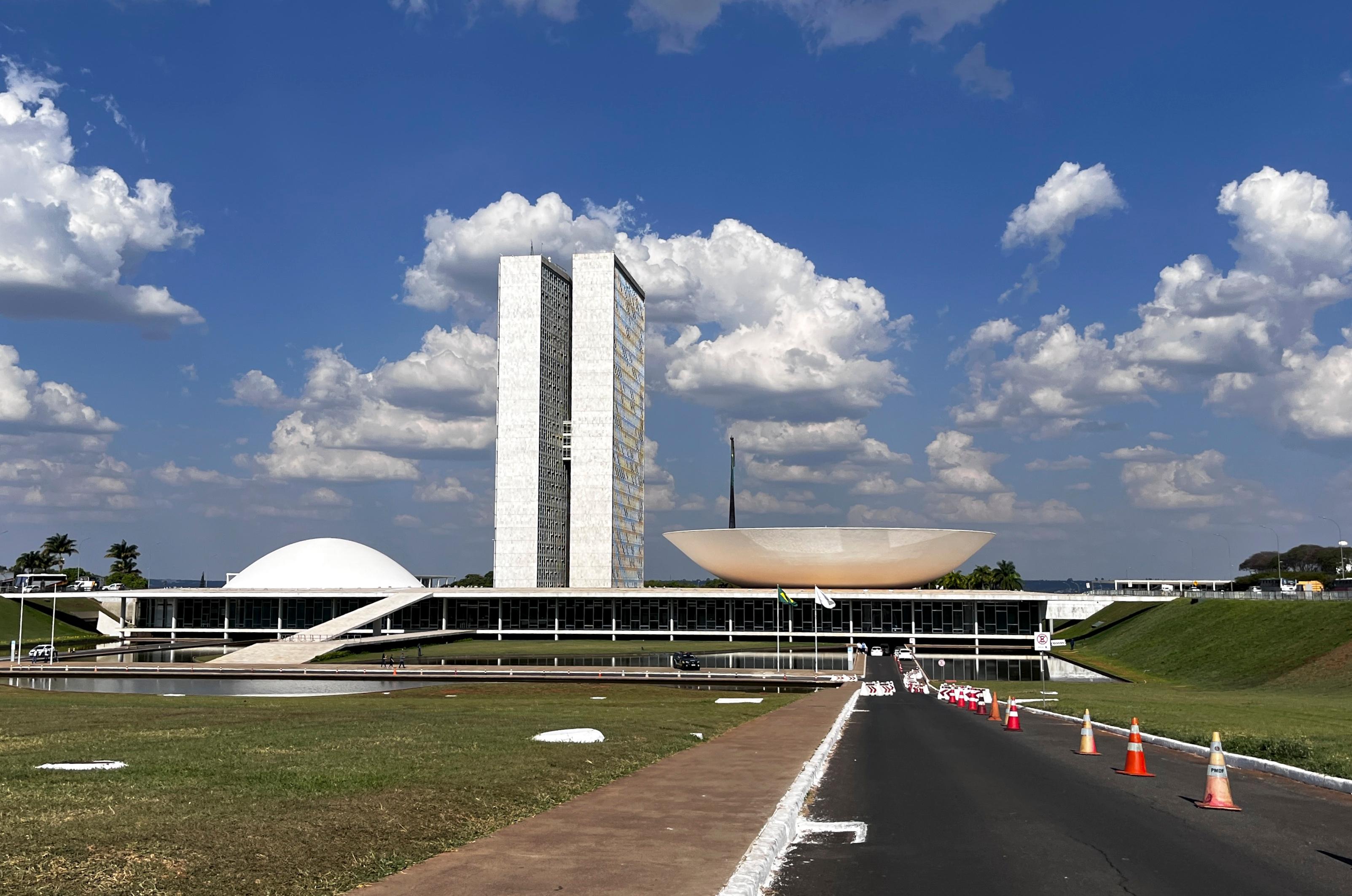 Governistas elogiam indica&ccedil;&atilde;o de Dino ao STF, e aliados de Bolsonaro pedem rejei&ccedil;&atilde;o no Senado