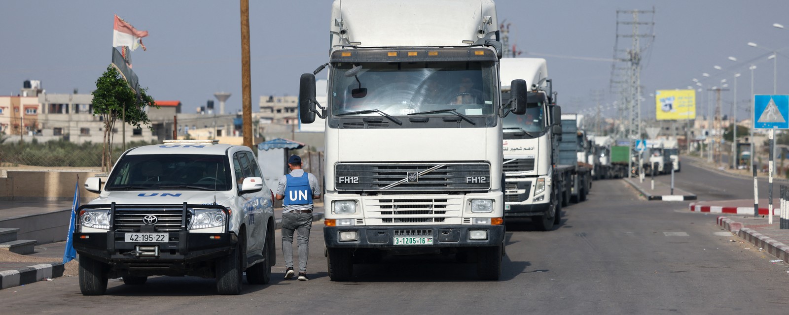 Terceiro comboio de ajuda humanitária entra em Gaza procedente do Egito Terceiro comboio de ajuda humanitária entra em Gaza procedente do Egito