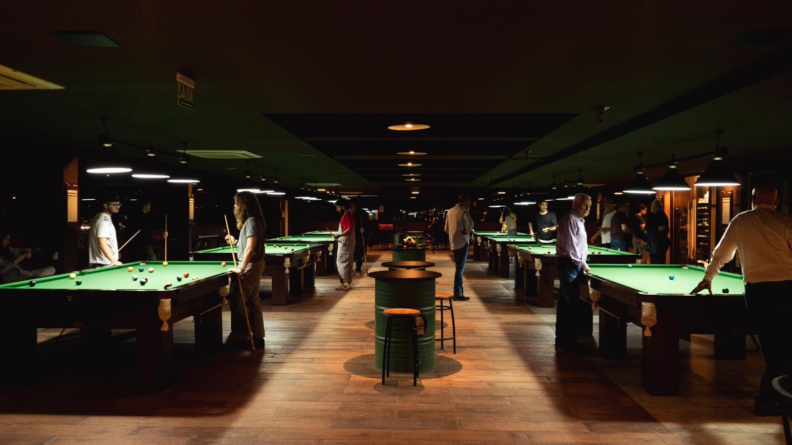 Espa&ccedil;o possui oito mesas profissionais para loca&ccedil;&atilde;o