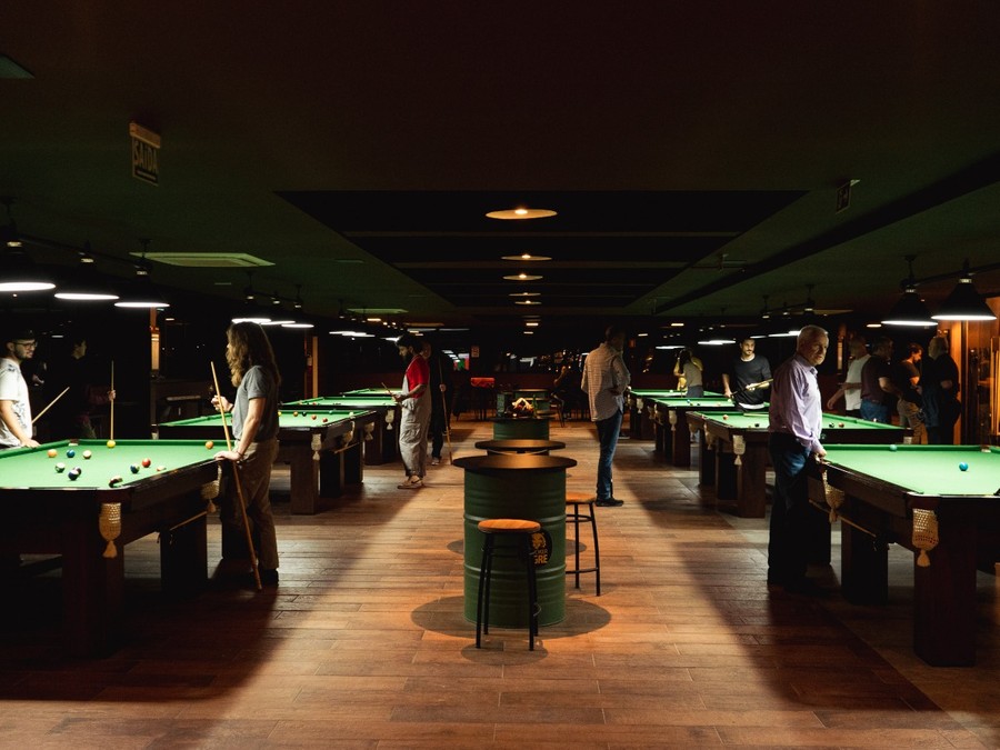 Espaço possui oito mesas profissionais para locação Espaço possui oito mesas profissionais para locação