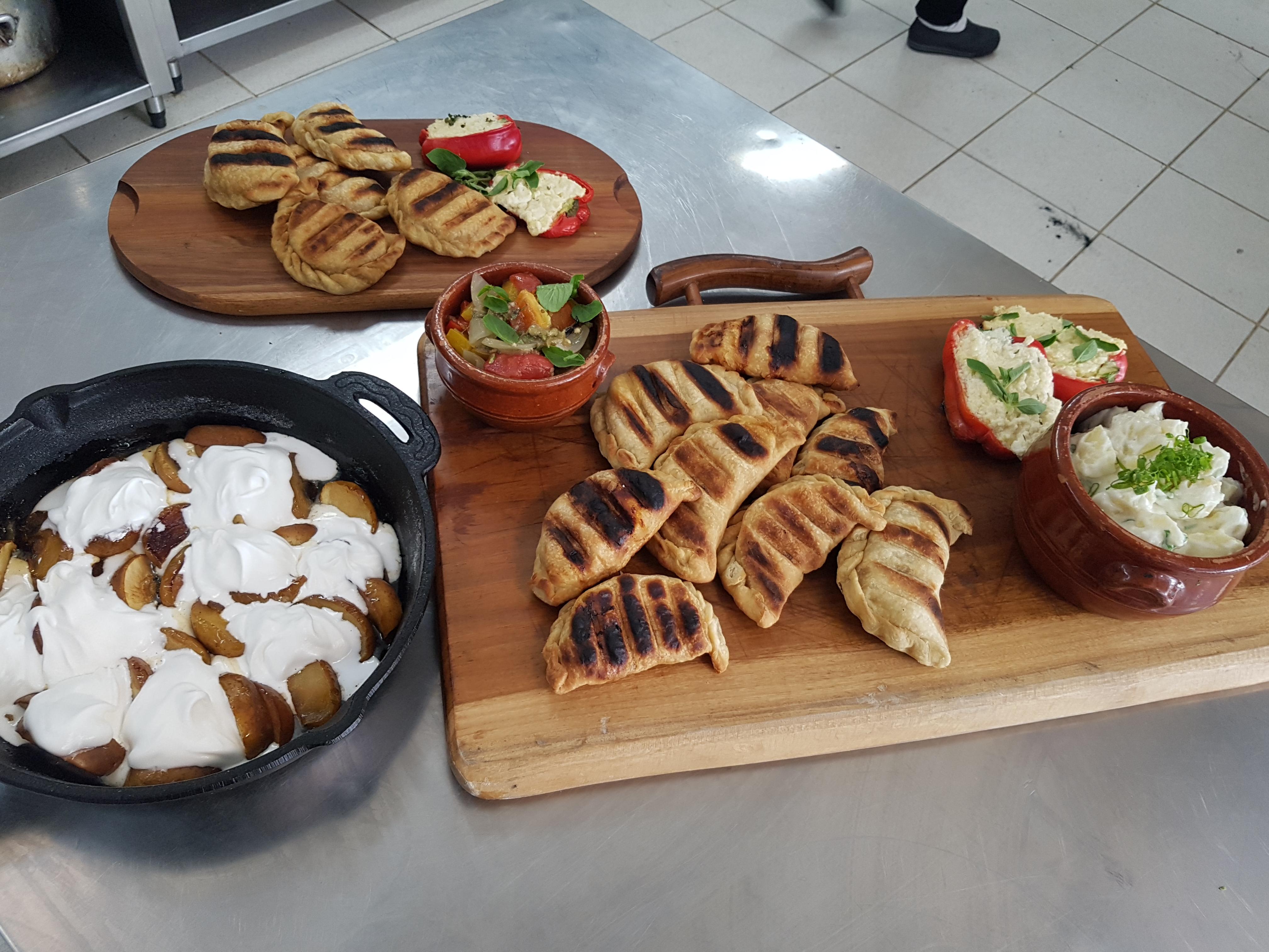 Empanada argentina e ma&ccedil;&atilde; caramelizada d&atilde;o um toque especial ao seu churrasco