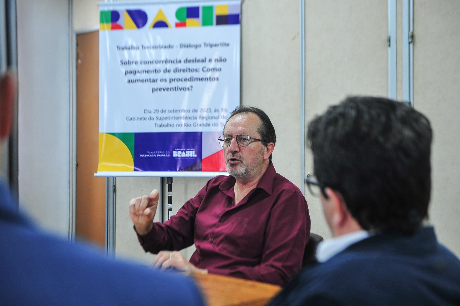Superintendente regional do trabalho, Claudir Nespolo, destacou a import&acirc;ncia dos encontros para a constru&ccedil;&atilde;o conjunta de solu&ccedil;&otilde;es que possam garantir seguran&ccedil;a tanto para os trabalhadores quanto para as empresas id&ocirc;neas que atuam no setor terceirizados
