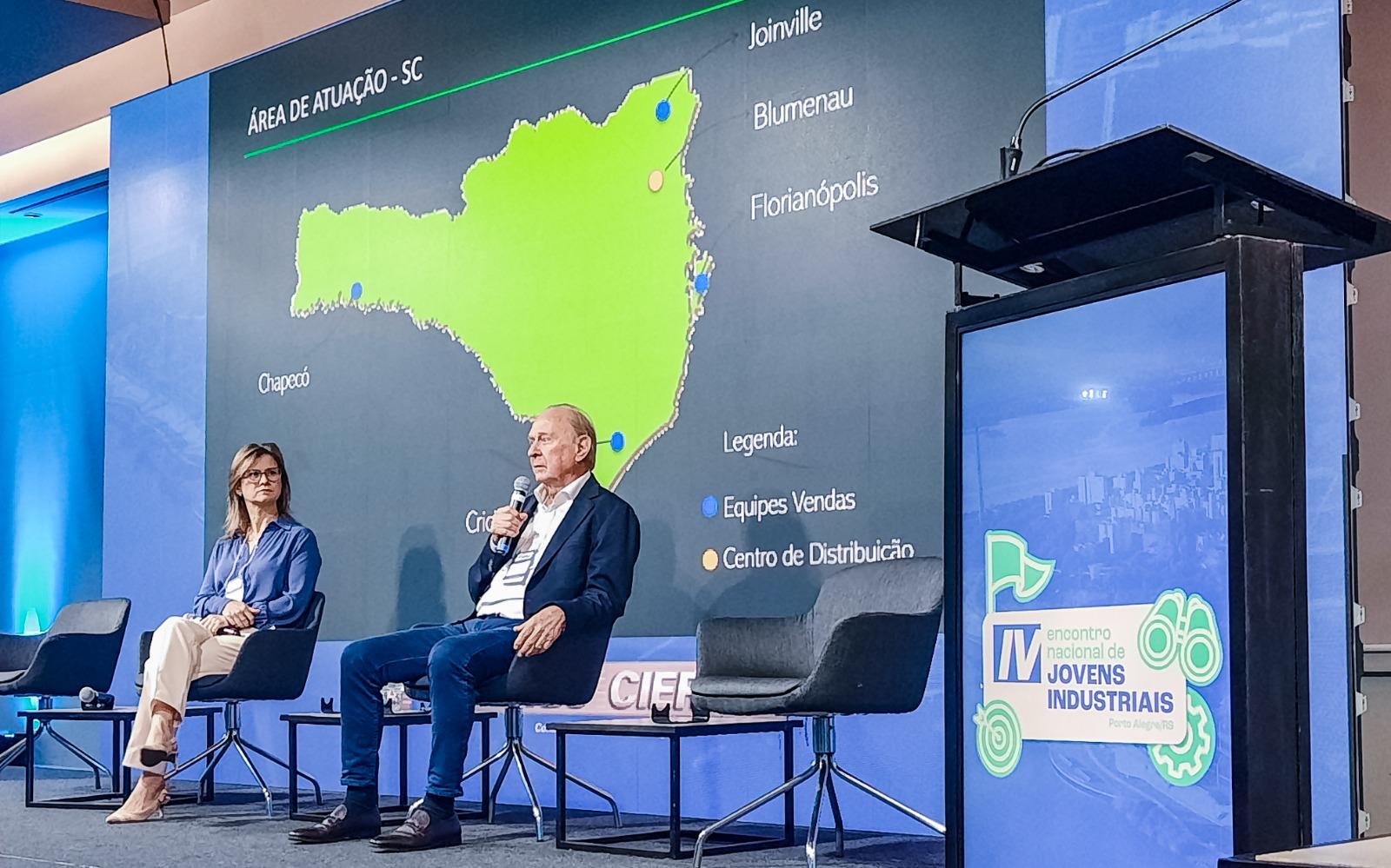 O primeiro painel da manh&atilde; &ldquo;Legado centen&aacute;rio&rdquo;  do  IV Encontro Nacional de Jovens Industriais foi comandado pelo Nelson e Aline Eggers da empresa Fruki. Pai e filha abordaram quest&otilde;es importantes sobre o comando de uma empresa familiar