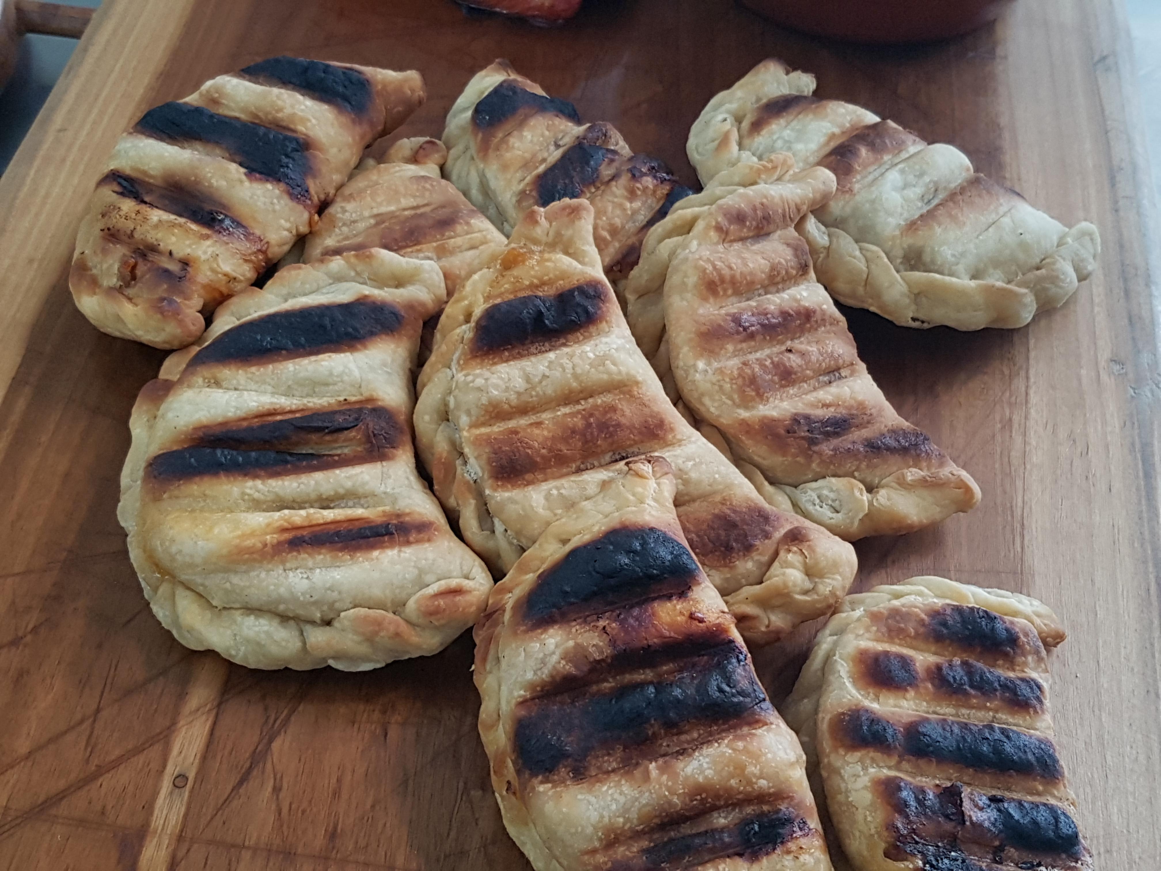 Empanada argentina pode ser preparada na churrasqueira e permite v&aacute;rias op&ccedil;&otilde;es de recheio