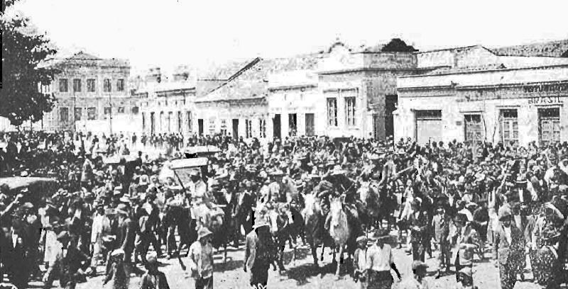 As for&ccedil;as do general Zeca Netto, em frente a Intend&ecirc;ncia de Pelotas