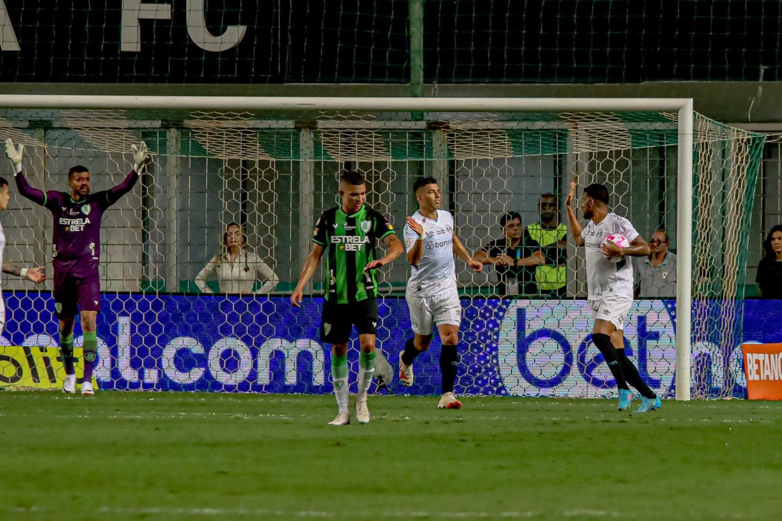 Su&aacute;rez comemora gol de empate 