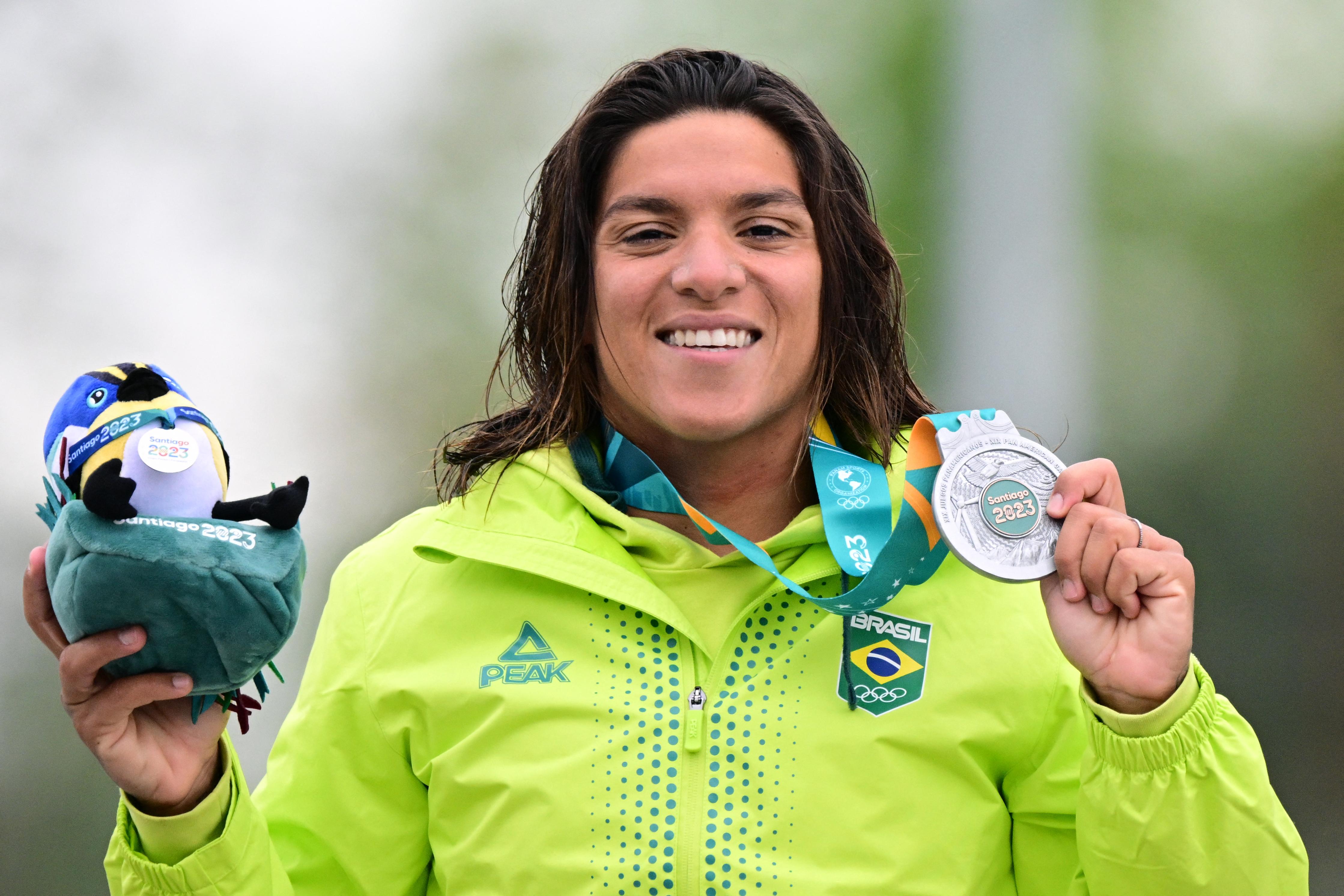 A brasileira Ana Marcela Cunha comemora a medalha de prata na final da maratona feminina de nata&ccedil;&atilde;o em &aacute;guas abertas de 10 km dos Jogos Pan-Americanos Santiago 2023