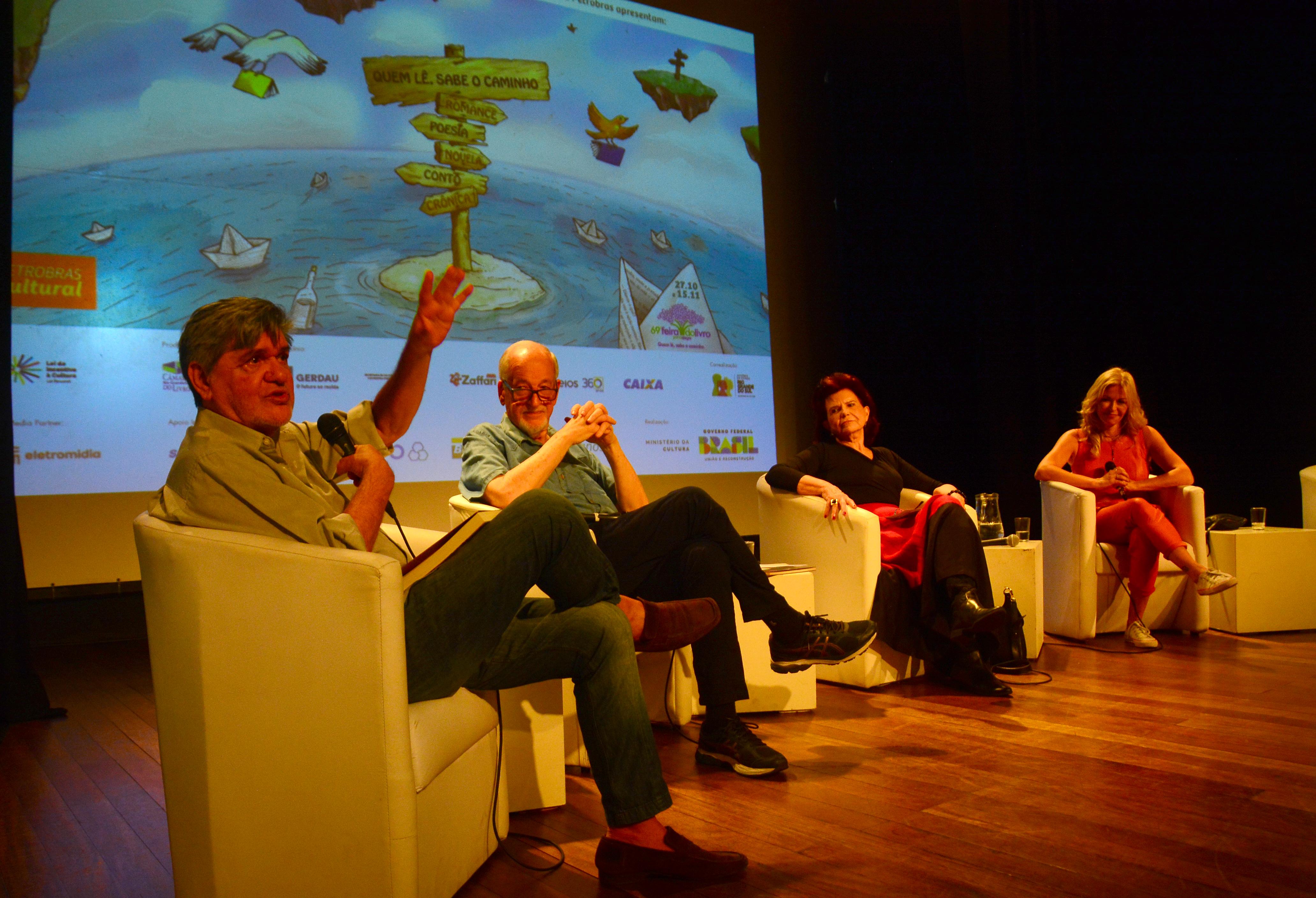 Patrono da Feira, Tabajara Ruas em mesa com participa&ccedil;&atilde;o do professor Sergius Gonzaga e das escritoras Hilda Sim&otilde;es Lopes e Leticia Wierzchowski