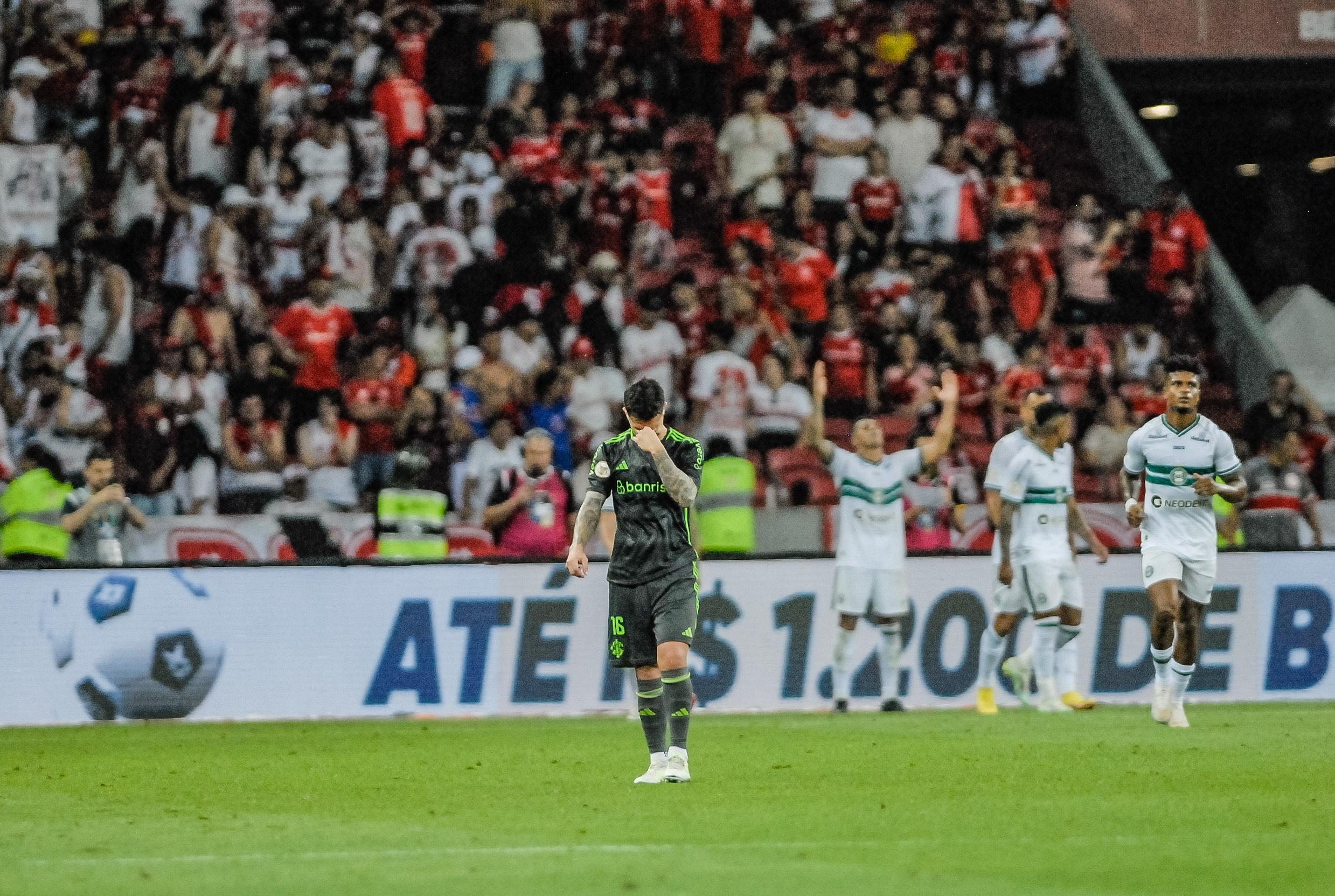 Jogando em casa e com apoio da torcida, Inter se complicou diante do Coritiba