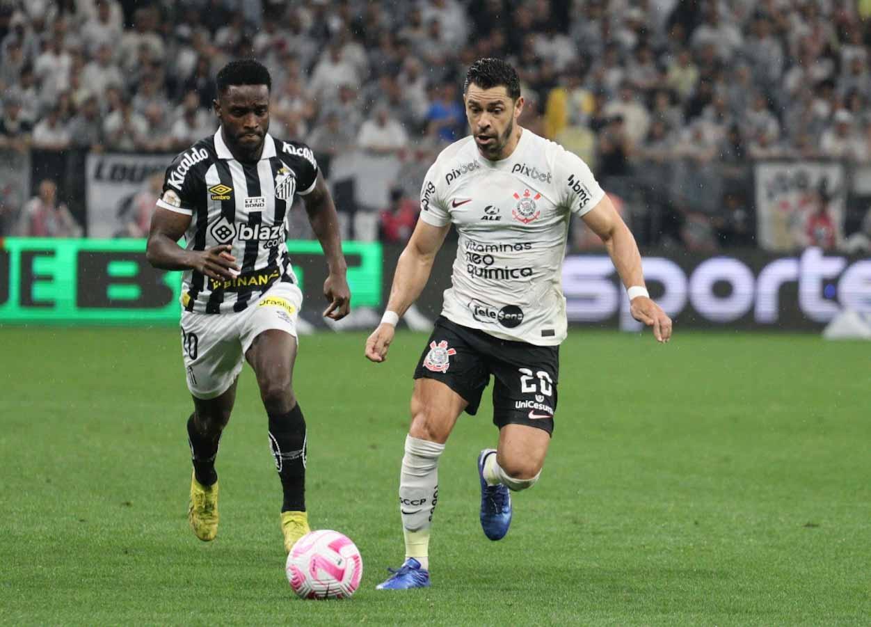 "Ele cal&ccedil;a na passada. Decis&atilde;o &eacute; tiro penal sem cart&atilde;o amarelo", disse Daronco ao analisar o VAR