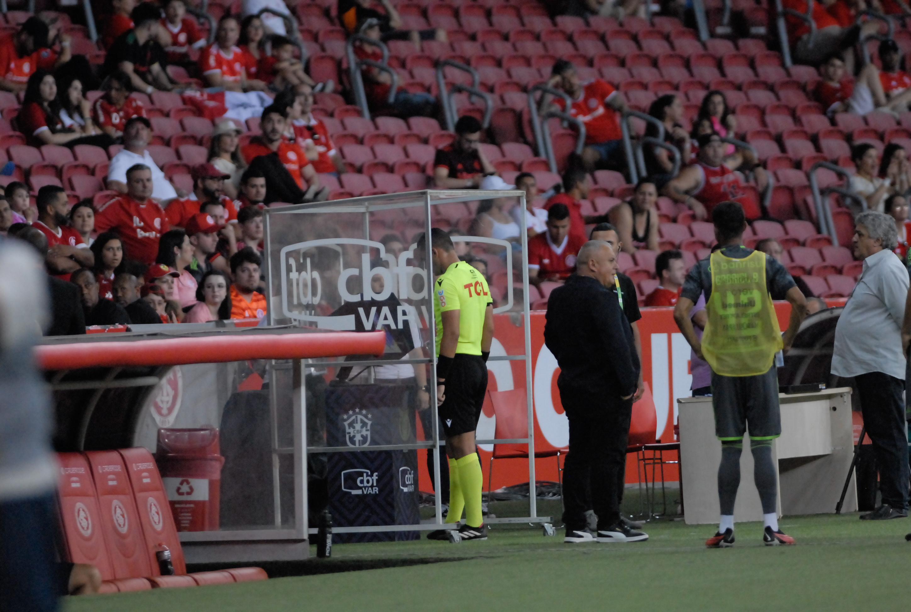Juiz foi tr&ecirc;s vezes ao Var durante a partida 