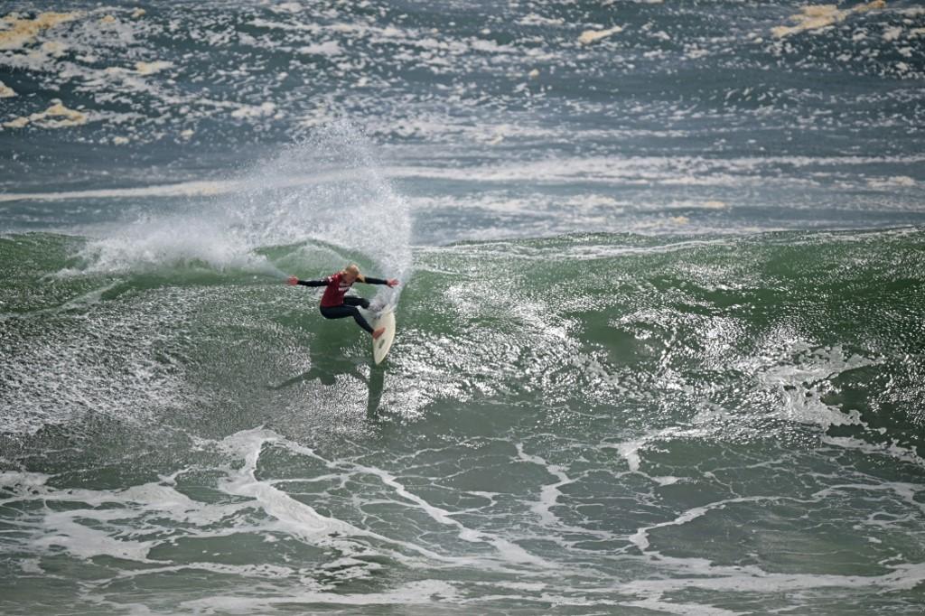 A brasileira conseguiu engatar uma onda perfeita e muito longa para confirmar o ouro