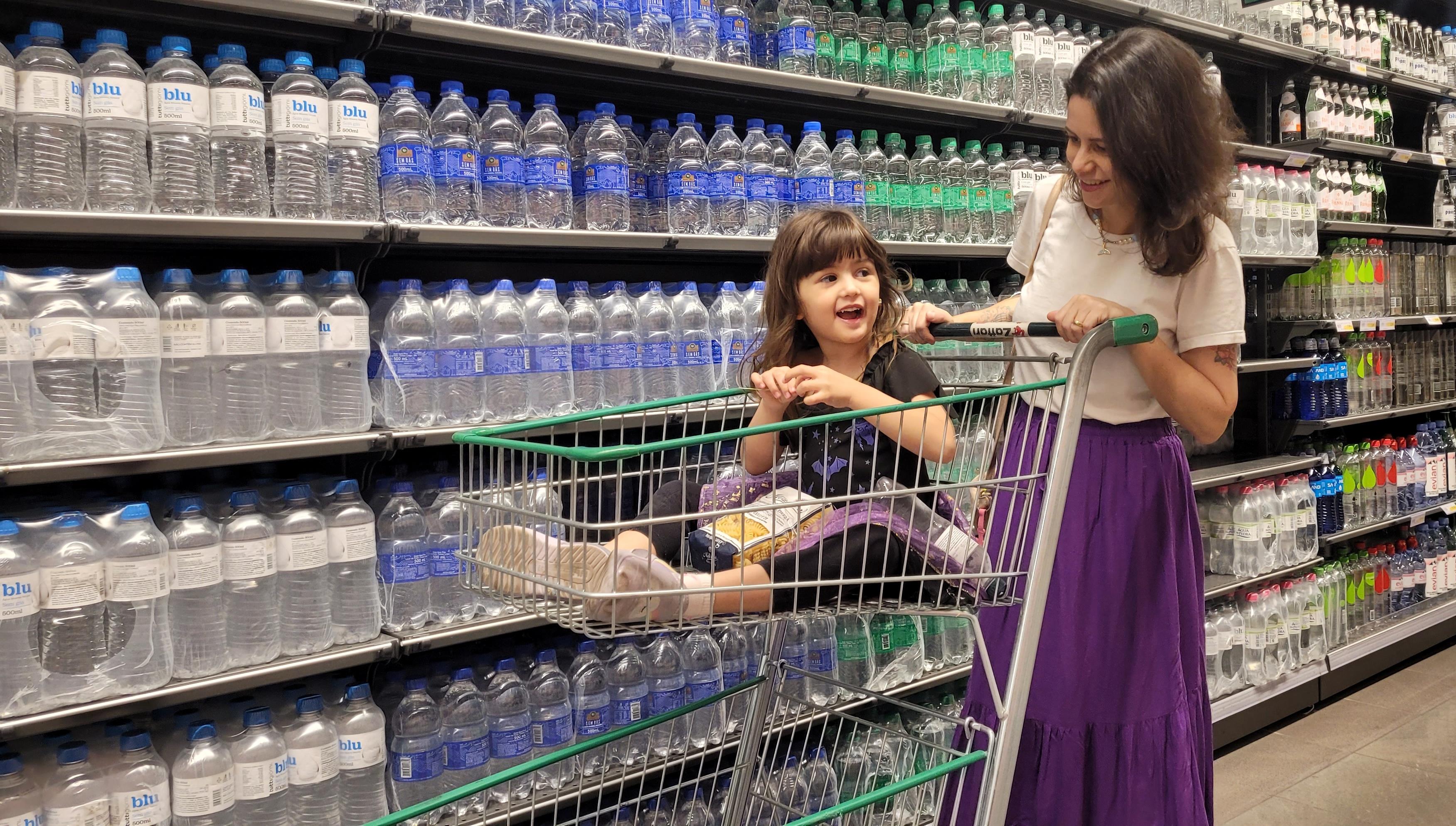 Joana Feij&oacute; ensina educa&ccedil;&atilde;o financeira para a filha Julia na hora das compras