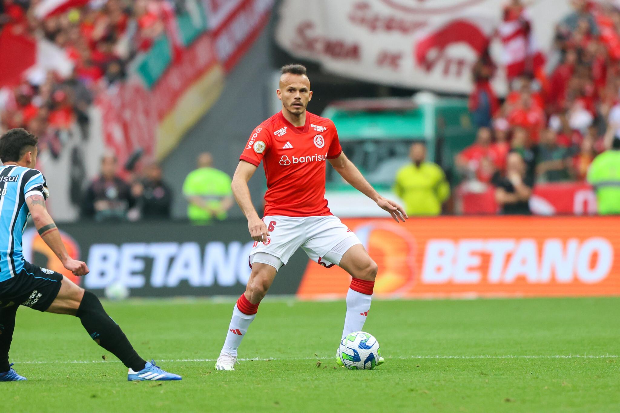 Colorado dever&aacute; seguir com Dalbert na lateral-esquerda no Brasileir&atilde;o