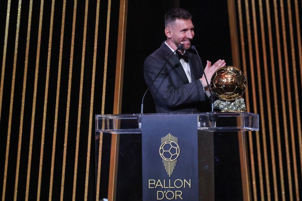 Su&aacute;rez exalta Messi ap&oacute;s conquista da oitava Bola de Ouro: "Melhor de Todos"