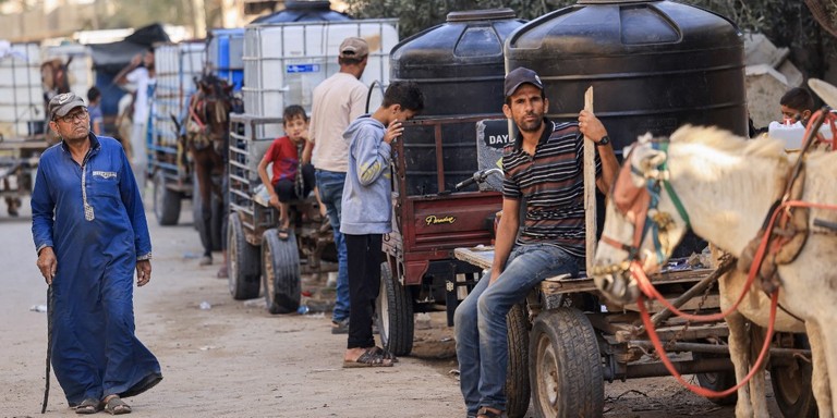 Em Kahn Yunis, sul de Gaza, população enfrenta escassez de água potável Em Kahn Yunis, sul de Gaza, população enfrenta escassez de água potável