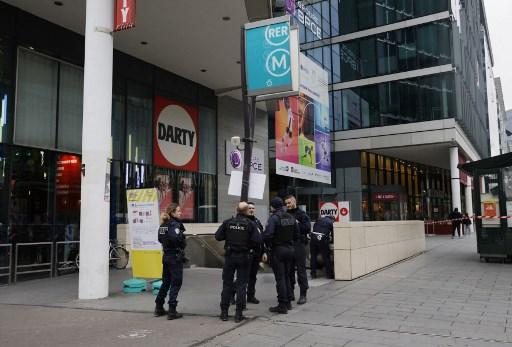 Dois policiais dispararam oito tiros contra a mulher