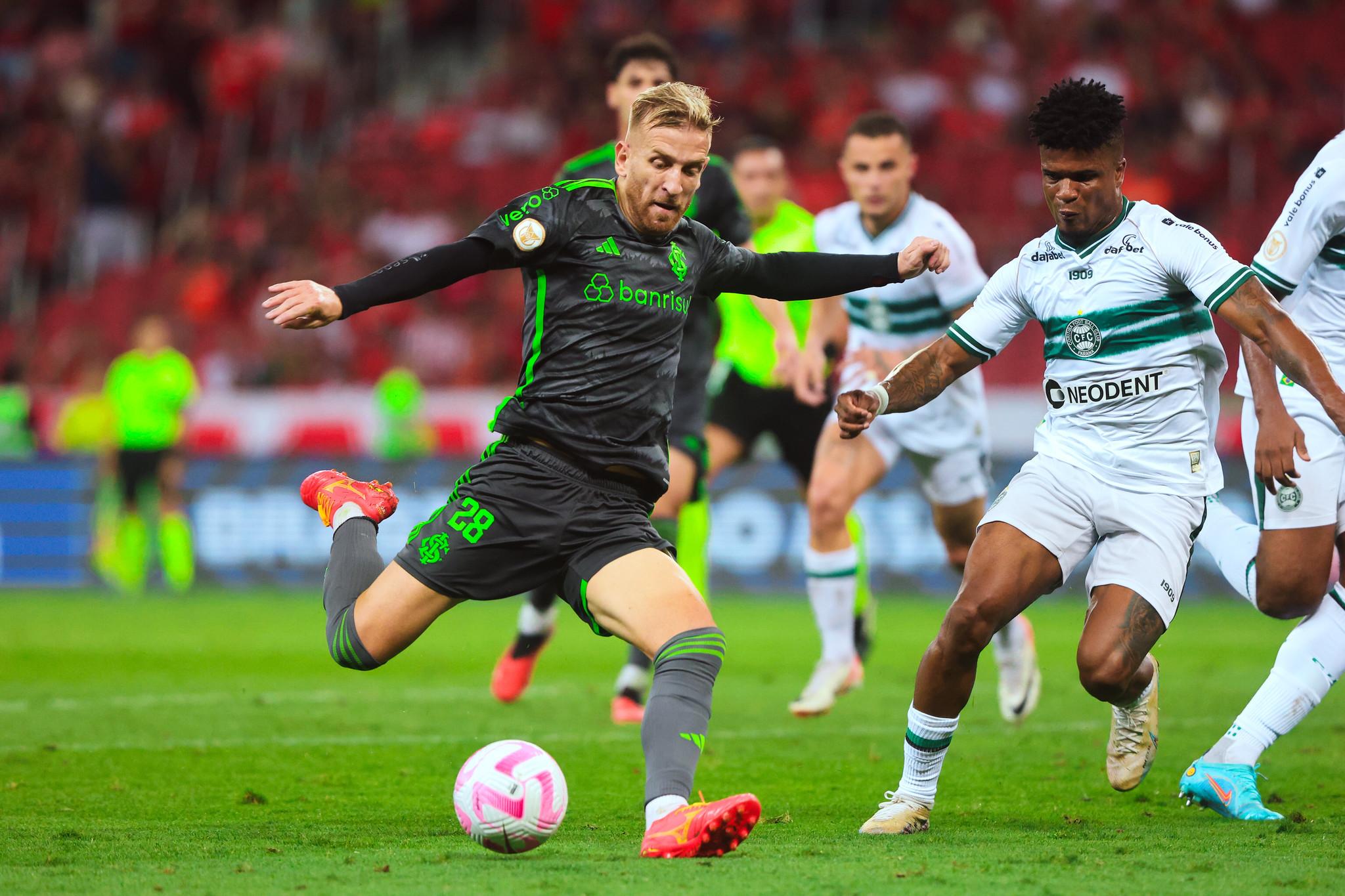 Com Mauricio suspenso, t&eacute;cnico Eduardo Coudet precisar&aacute; promover mudan&ccedil;as no ataque colorado