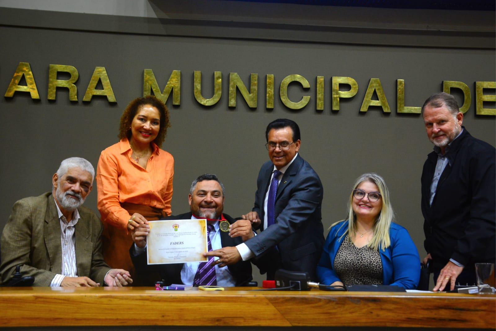Diretor-presidente da Faders, Marquinho Lang, recebeu a Comenda Porto do Sol do vereador Alvoni Medina, proponente da homenagem