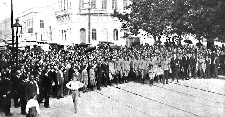 Alunos do Col&eacute;gio Militar carregaram o esquife de Joyce Almeida