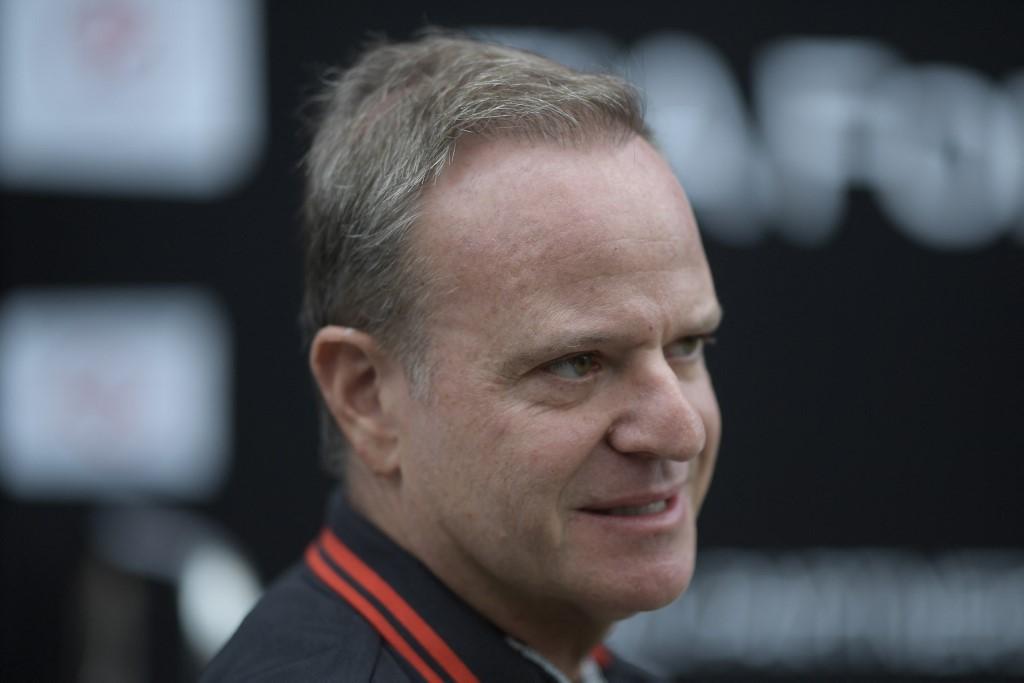 Piloto levantou as arquibancadas em homenagem com volta na pista