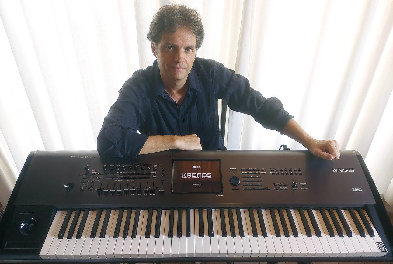 Eloy Fritsch possui 16 &aacute;lbuns autorais lan&ccedil;ados, onde toca teclado eletr&ocirc;nico e foi indicado quatro vezes ao Pr&ecirc;mio A&ccedil;orianos de M&uacute;sica de Porto Alegre na categoria melhor compositor