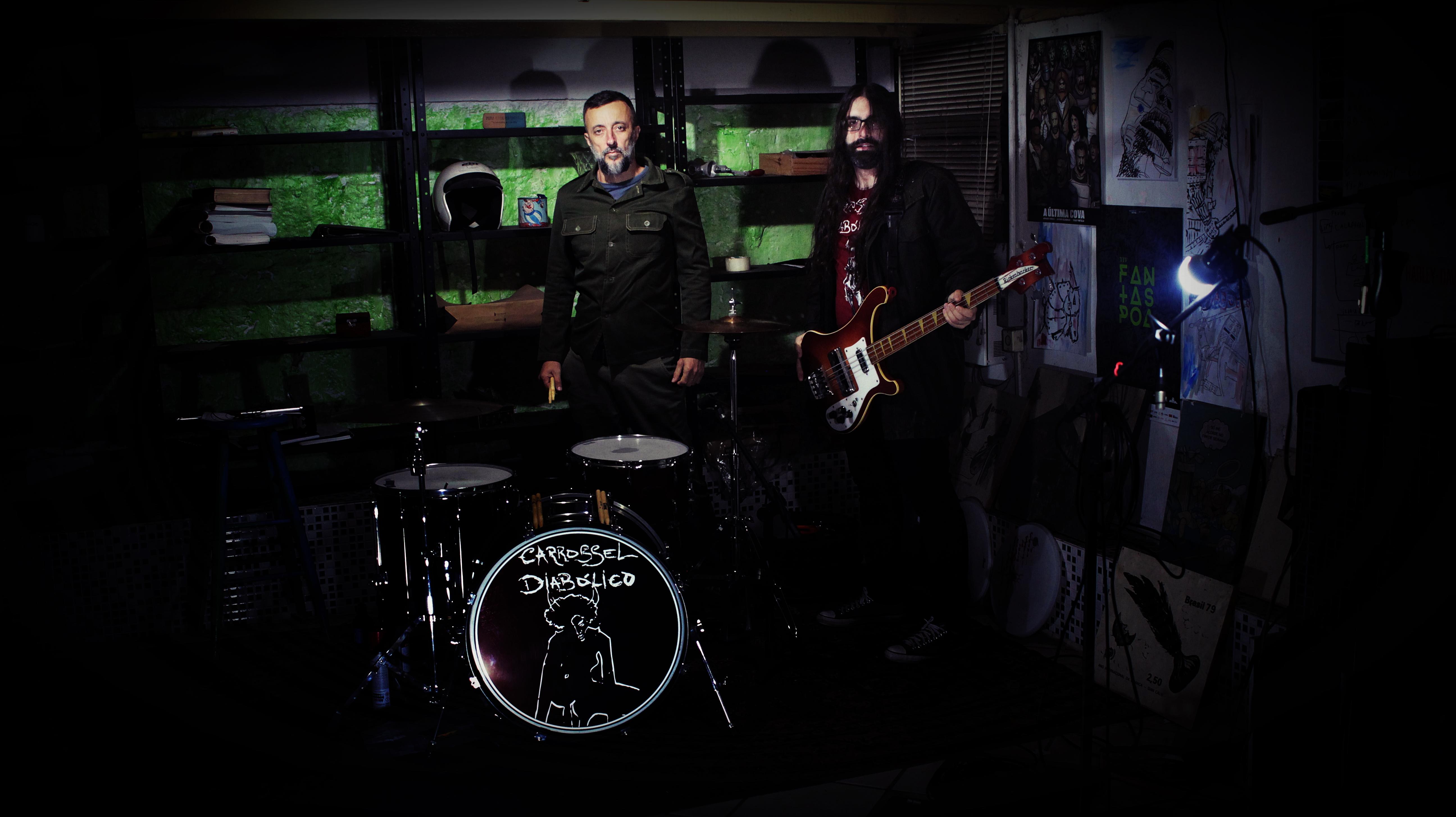 O Carrossel Diab&oacute;lico se define como um grupo imposs&iacute;vel de se rotular com termos e conceitos corriqueiros do vocabul&aacute;rio Pop