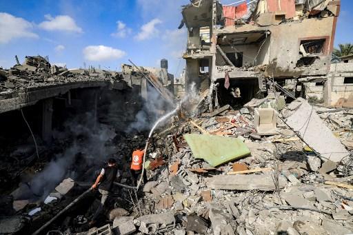 Pr&eacute;dios e casas destru&iacute;dos pelos bombardeios na Faixa de Gaza 