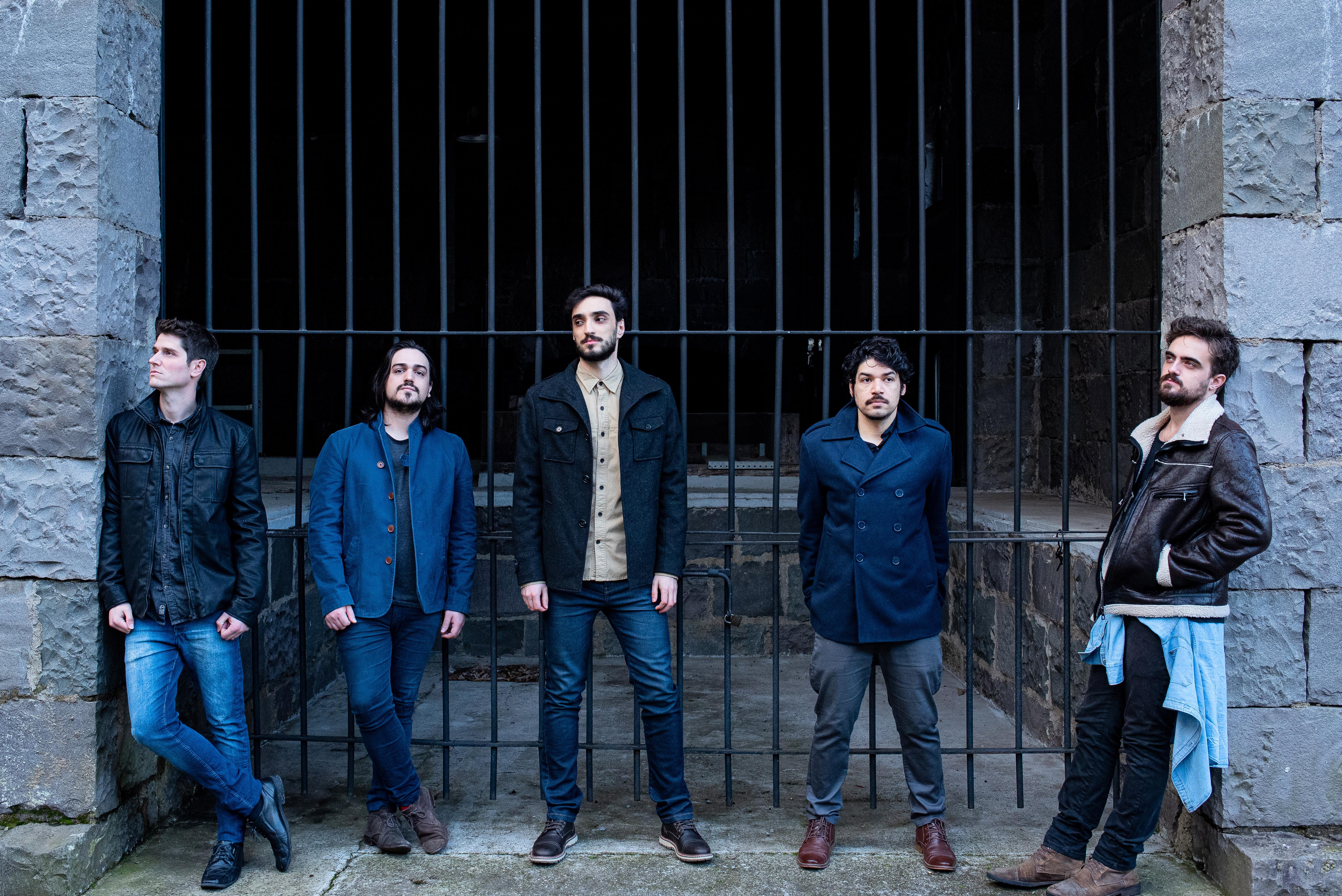 Na busca do som autoral, a banda vem moldando o seu estilo desde 2010, tendo se apresentado em diversas cidades ga&uacute;chas