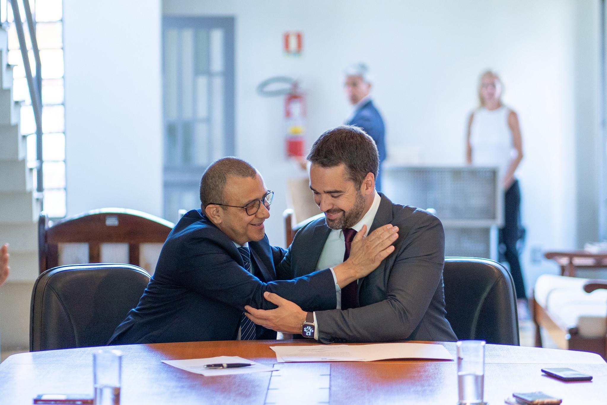 O deputado federal Carlos Gomes tomou posse como secret&aacute;rio estadual de Habita&ccedil;&atilde;o e Regulariza&ccedil;&atilde;o Fundi&aacute;ria.