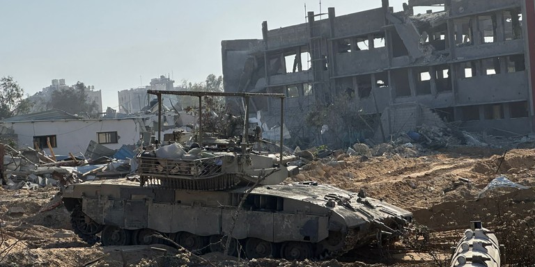 Israel reforça o cerco no norte de Gaza e milhares de civis tentam fugir para o Sul Israel reforça o cerco no norte de Gaza e milhares de civis tentam fugir para o Sul