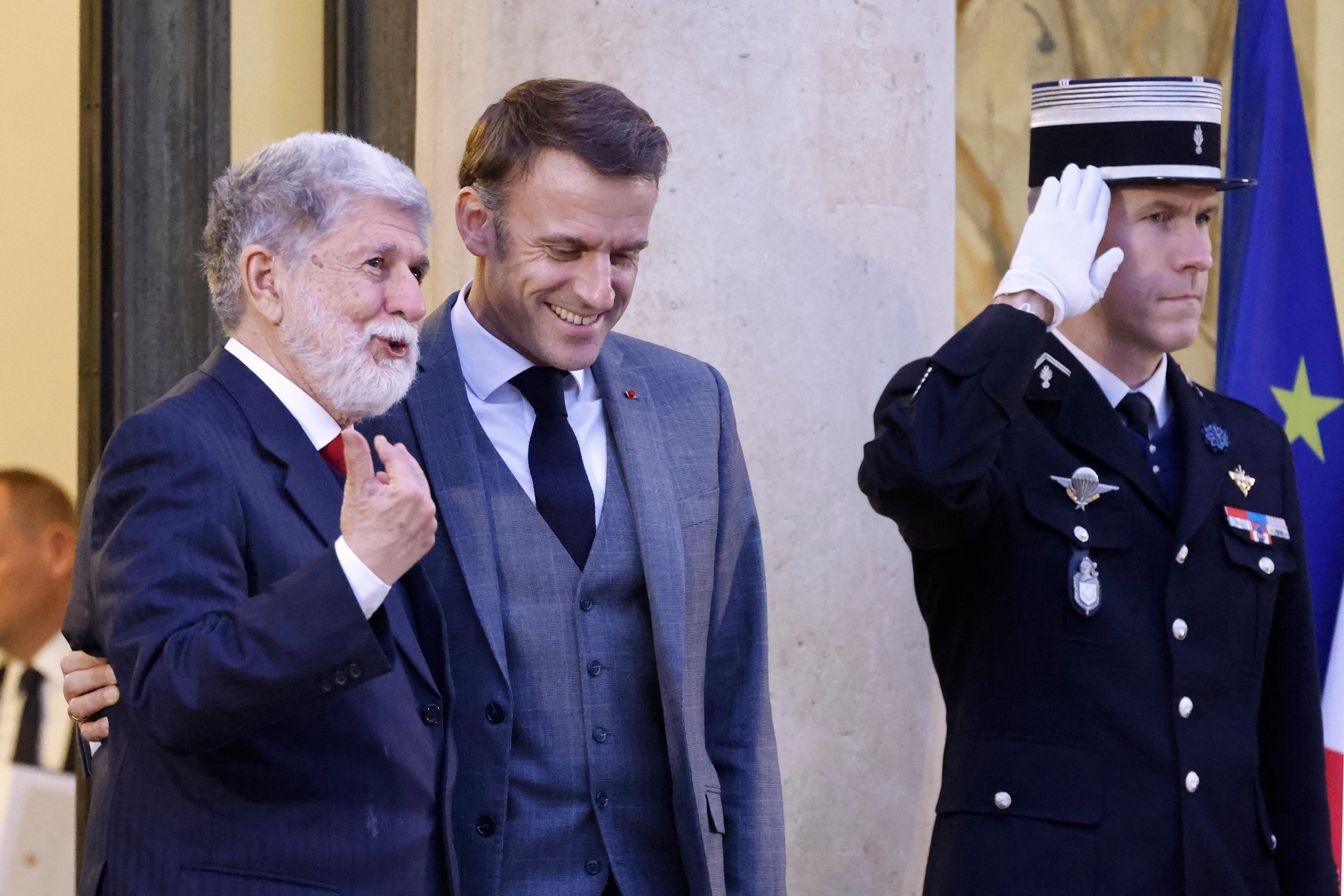 Emmanuel Macron encontra-se com o assessor-chefe do presidente brasileiro, Celso Amorim