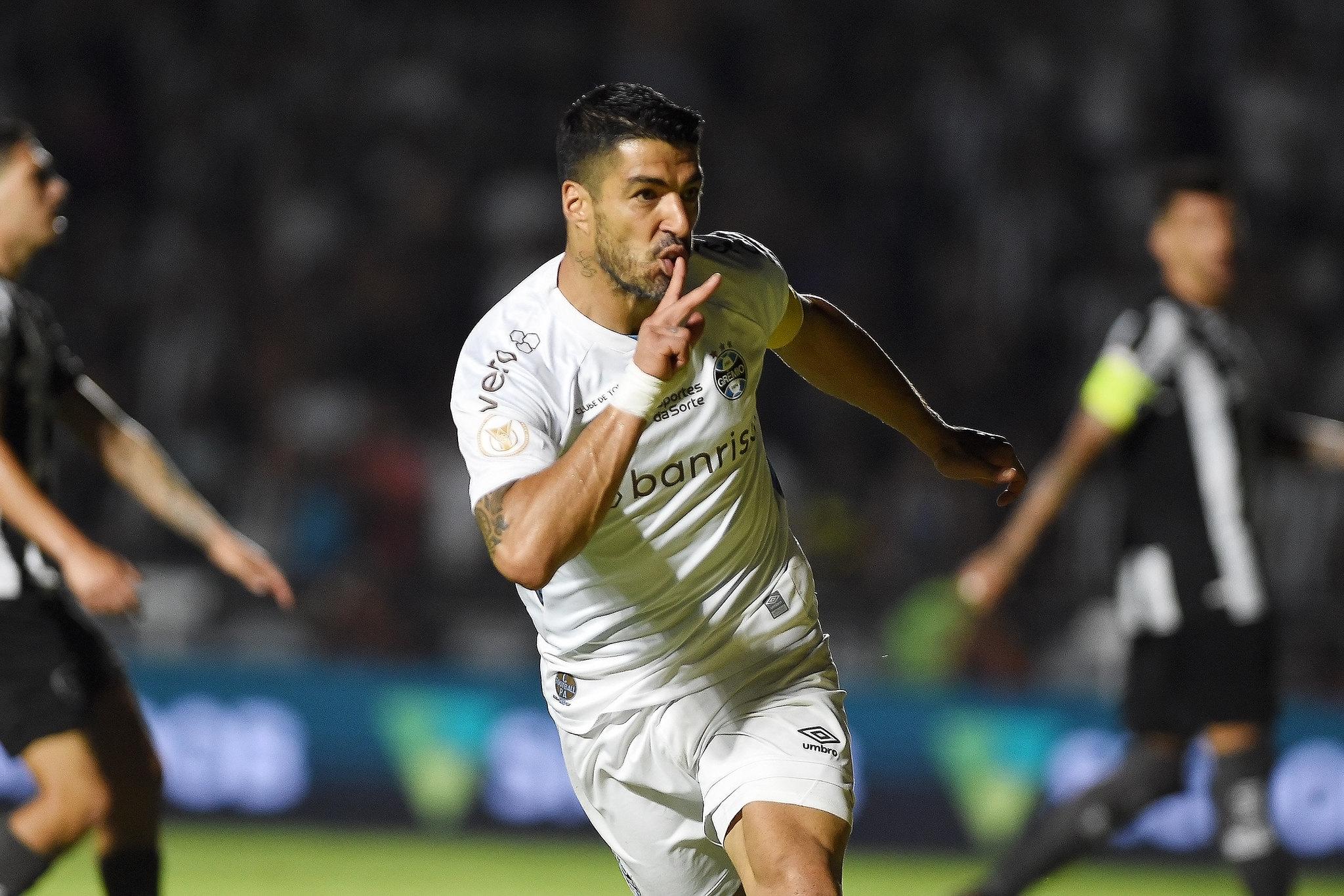 Su&aacute;rez desequilibra com hat-trick