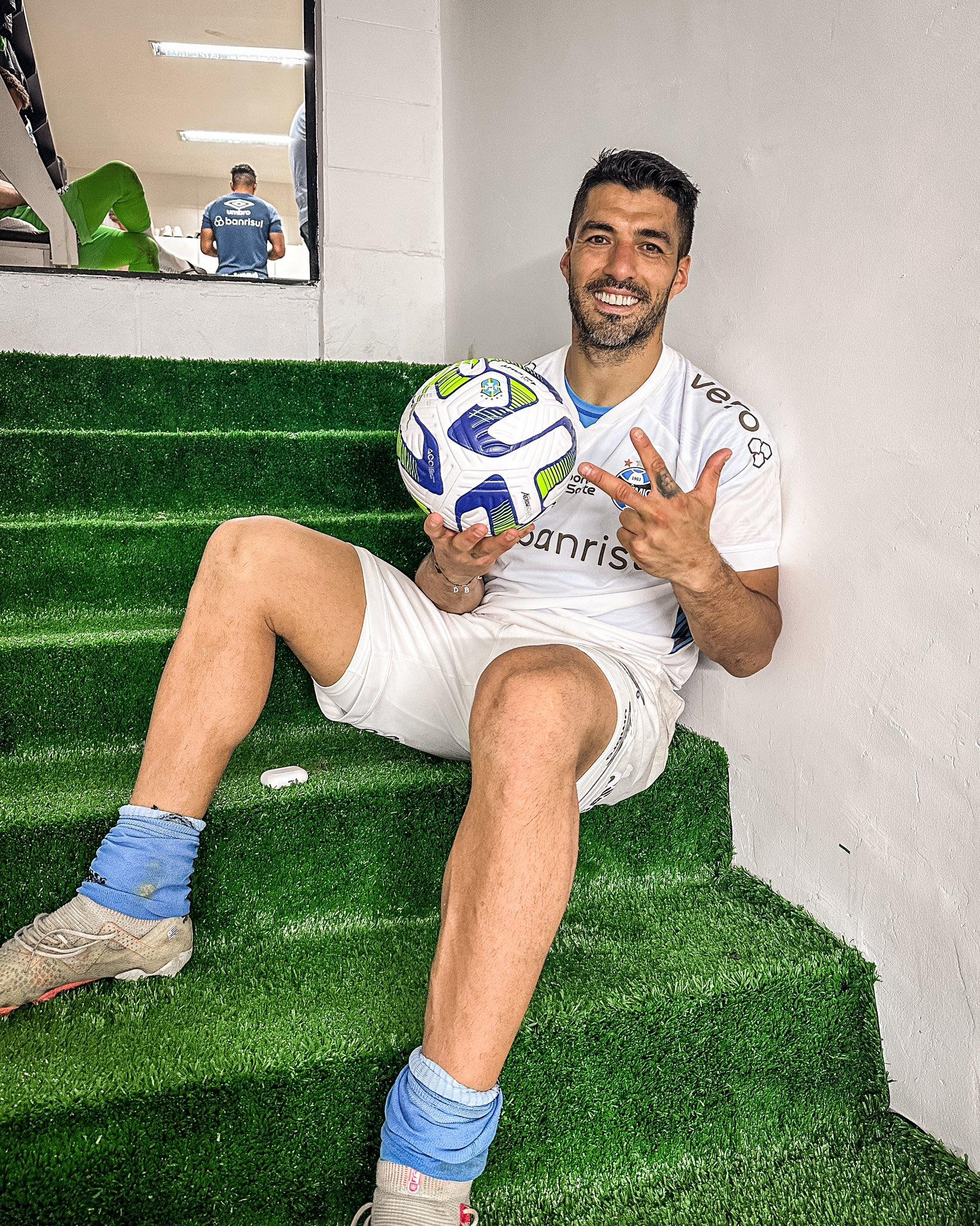 Su&aacute;rez brincou em foto com a bola do jogo