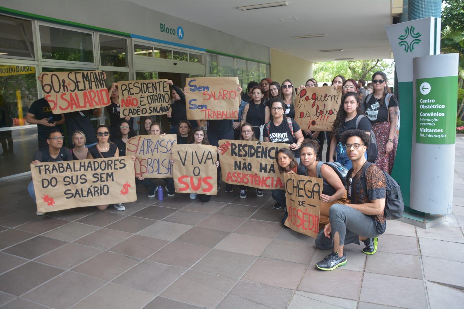 Manifestantes prometem encerrar paralisa&ccedil;&atilde;o ap&oacute;s a regulariza&ccedil;&atilde;o do pagamento