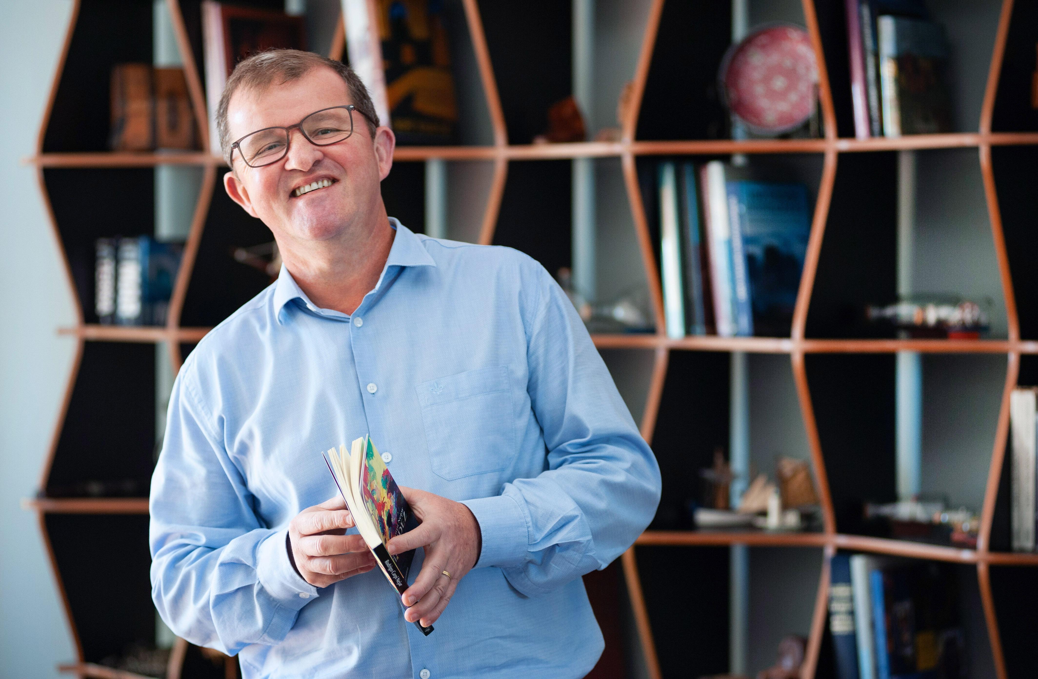 Rodrigo Carpi Nejar apresenta livro de poemas