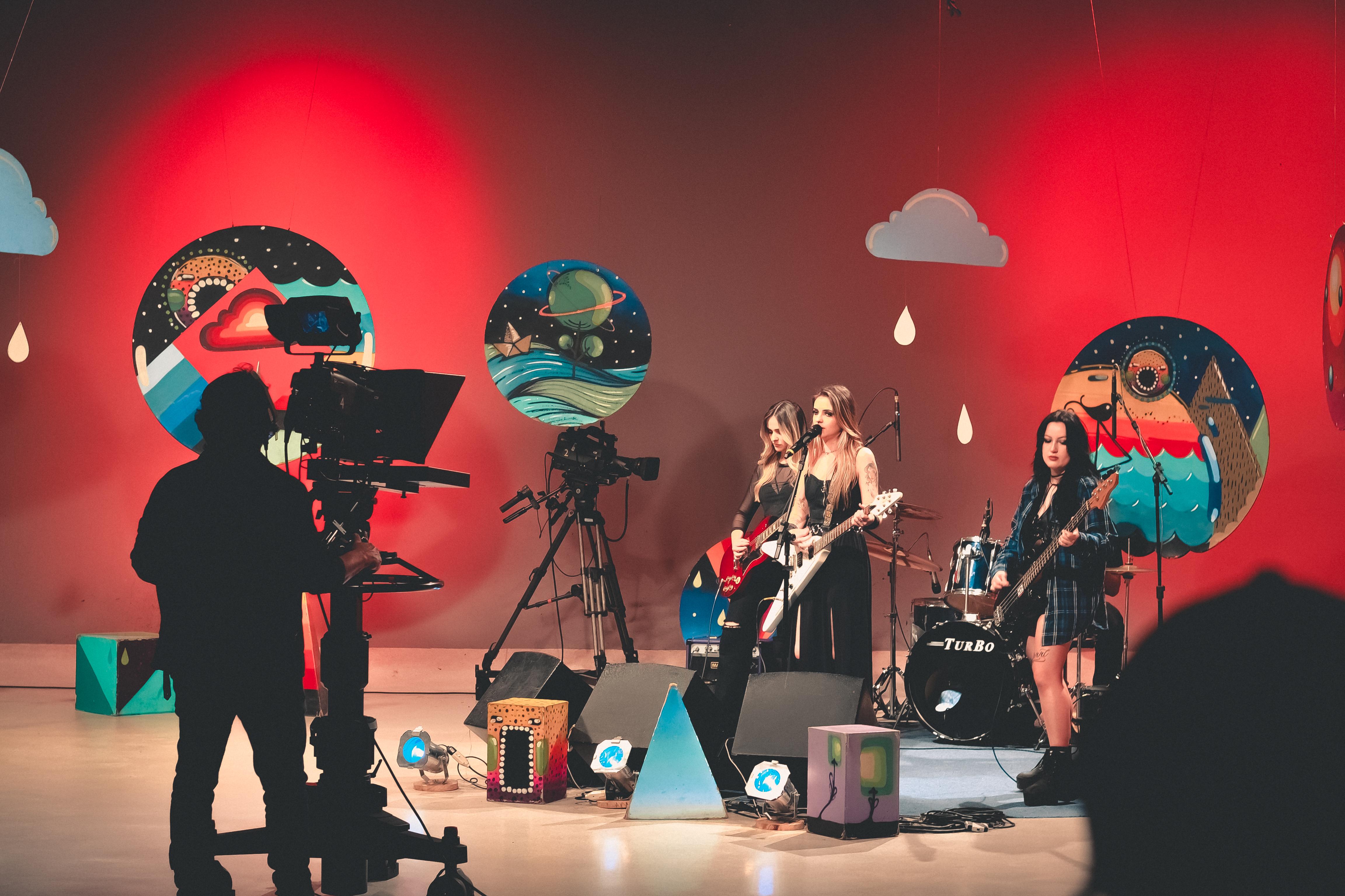 O som do Manyak mescla a sonoridade do Grunge com os elementos do Hard Rock e do Heavy Metal, al&eacute;m de transitar pelo Glam Rock oitentista