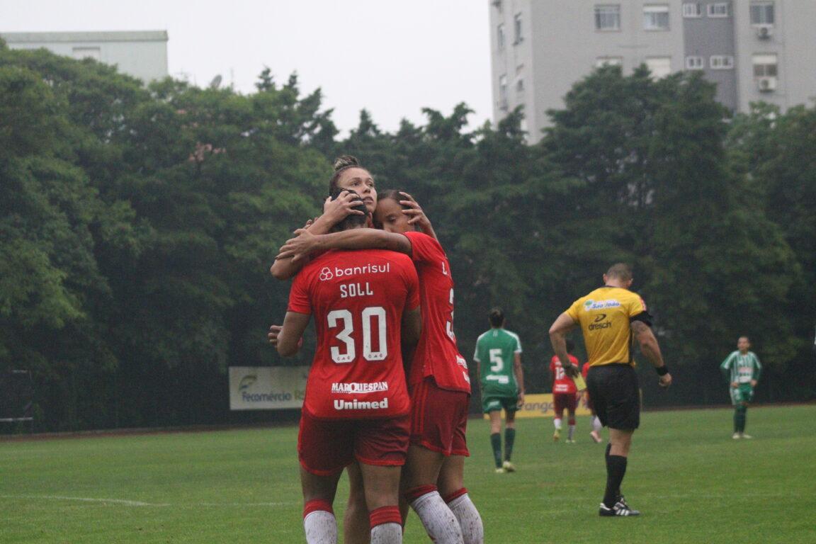 Comandadas de Lucas Piccinato aguardam as advers&aacute;rias que sair&atilde;o do jogo entre Flamengo de S&atilde;o Pedro e Gr&ecirc;mio