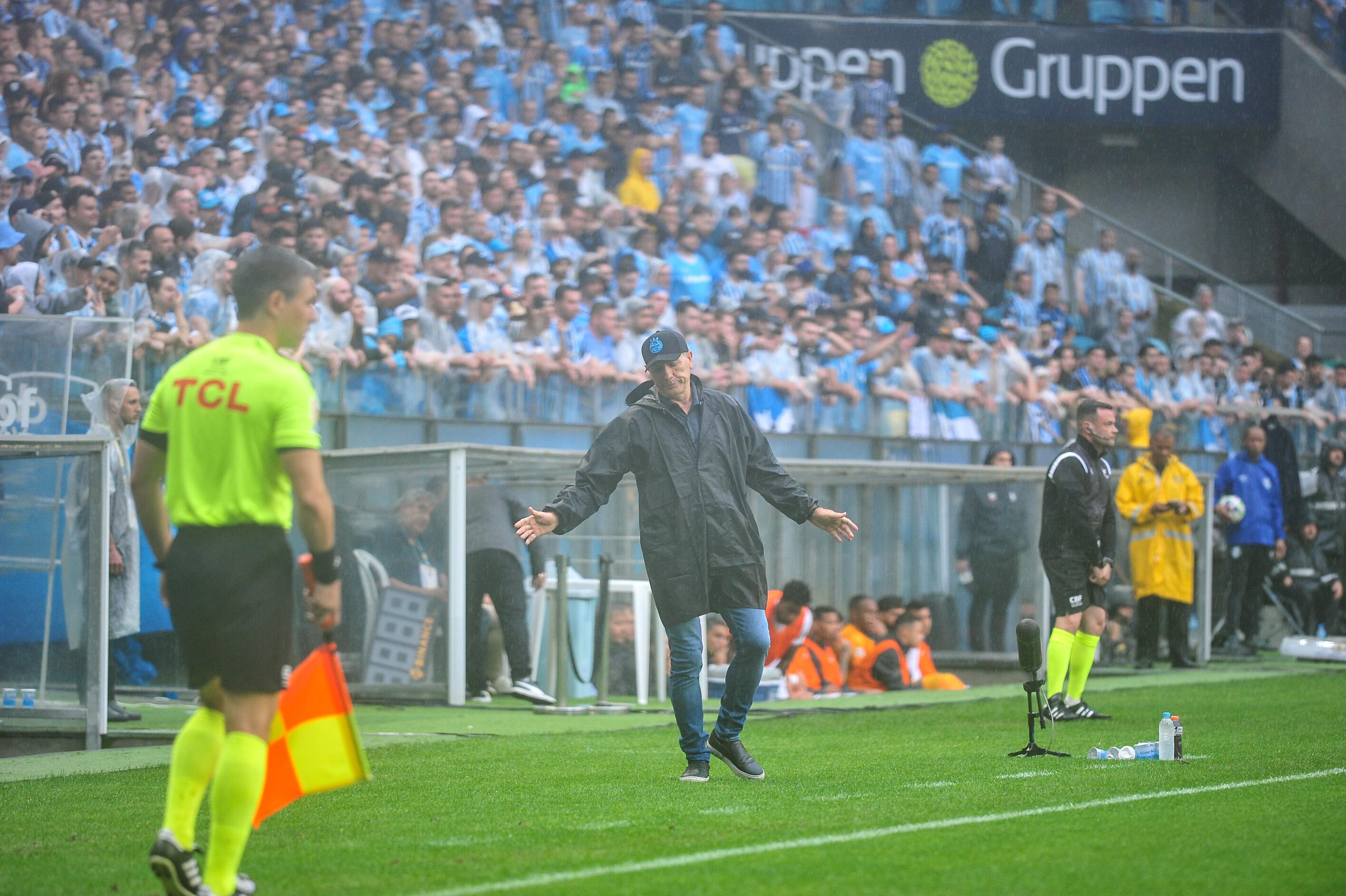 "Futebol &eacute; bola na rede. Eles fizeram e n&oacute;s n&atilde;o", lamentou t&eacute;cnico gremista