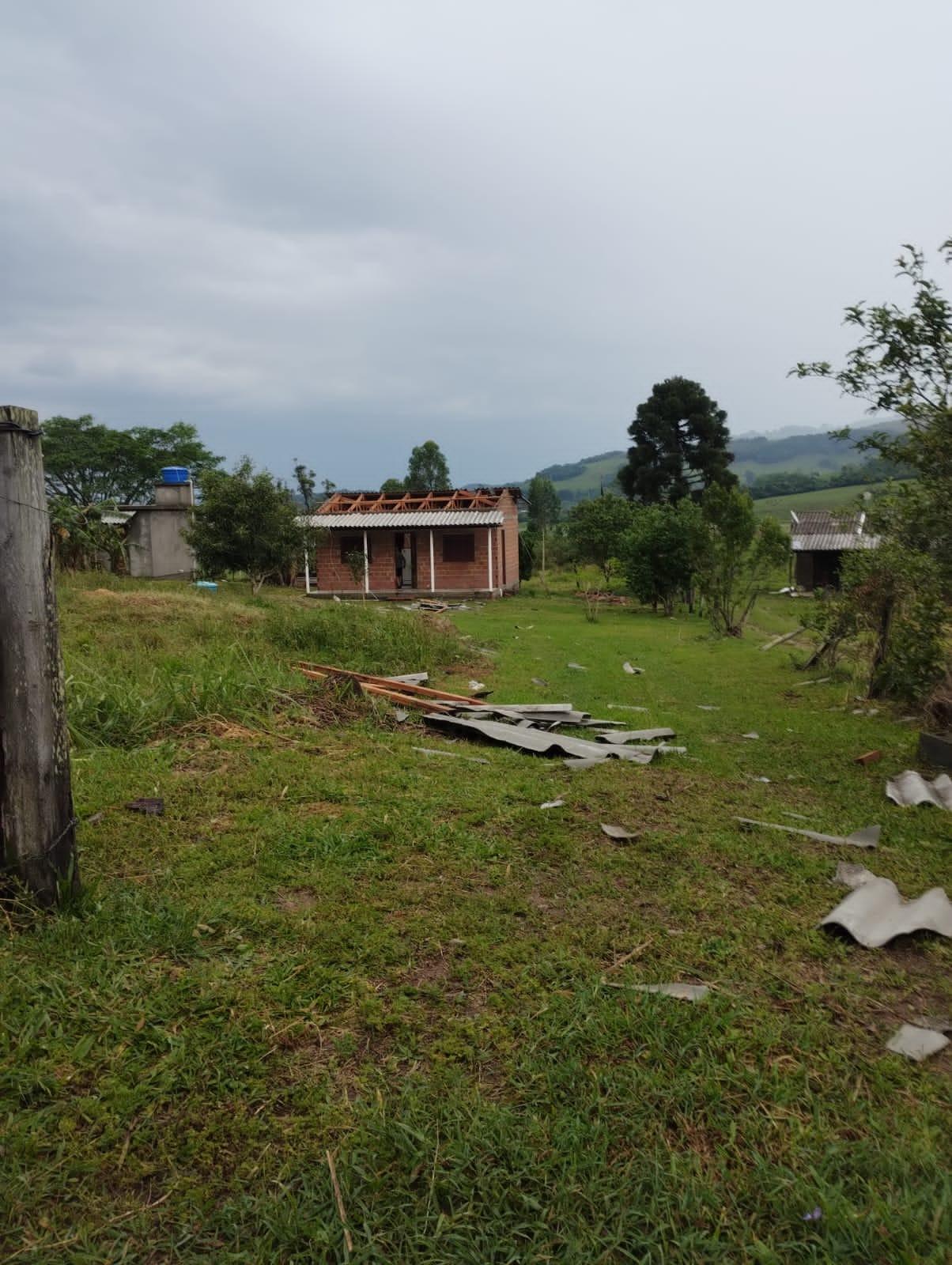 Centenas de casas ficam destelhadas em Santo Ant&ocirc;nio da Patrulha ap&oacute;s temporal 