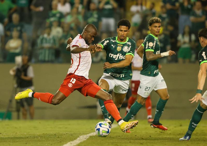 Jogador sentiu a coxa direita na partida contra o Palmeiras