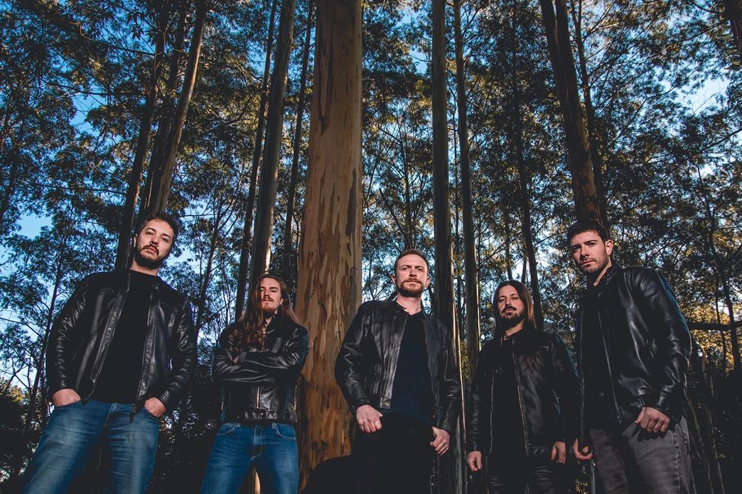 A banda continua trabalhando na finaliza&ccedil;&atilde;o do debut, que dever&aacute; ser lan&ccedil;ado nos pr&oacute;ximos meses